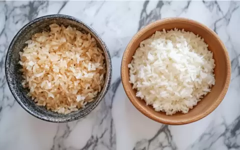 Arroz integral y arroz blanco.
