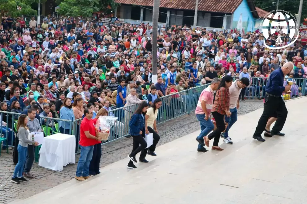 Fieles en la Misa de Caacup�.