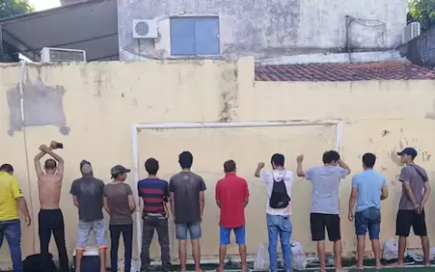 Demorados en el marco del partido entre Cerro y Olimpia.