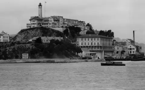 Tres vagones blindados con prisioneros llegan a la Penitenciar�a de los Estados Unidos en la isla de Alcatraz, San Francisco, California, en 1934.