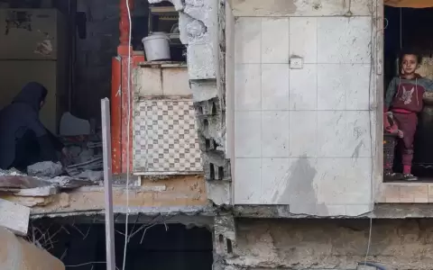 Familia palestina en medio de escombros trs un bombardeo a�reo de Israel.