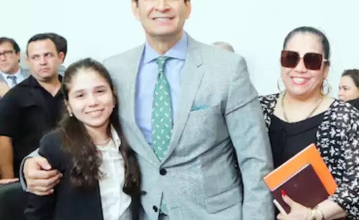 La hija de Norma Aquino se abraza con el senador Silvio Beto Ovelar. Ella ya está mejor en Itaipú.