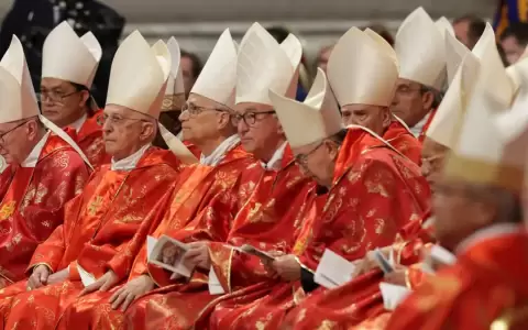 Cardenales electores se reunieron en la misa solemne que precede al aislamiento total conocido como c�nclave.