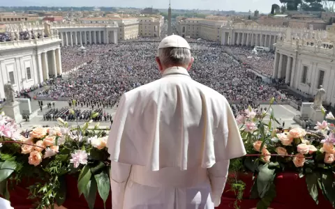El papa Francisco ante una multitud de fieles en la plaza de San Pedro.