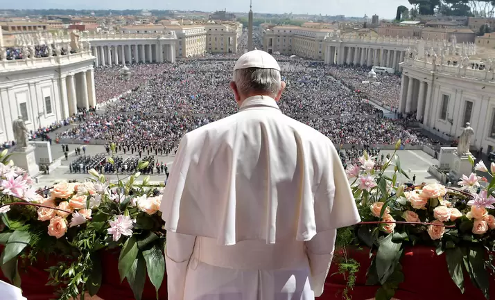 El papa Francisco ante una multitud de fieles en la plaza de San Pedro.