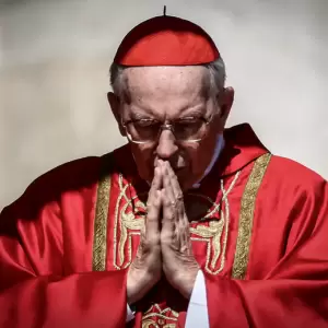 Cardenal decano del Vaticano pidió elegir "al papa que la humanidad necesita"