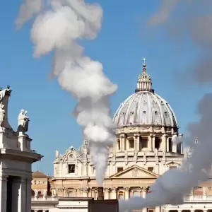 La historia de la fumata blanca: cómo y por qué el Vaticano usa humo en cada cónclave para anunciar al papa