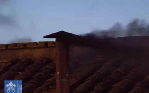 Fumata negra en El Vaticano.