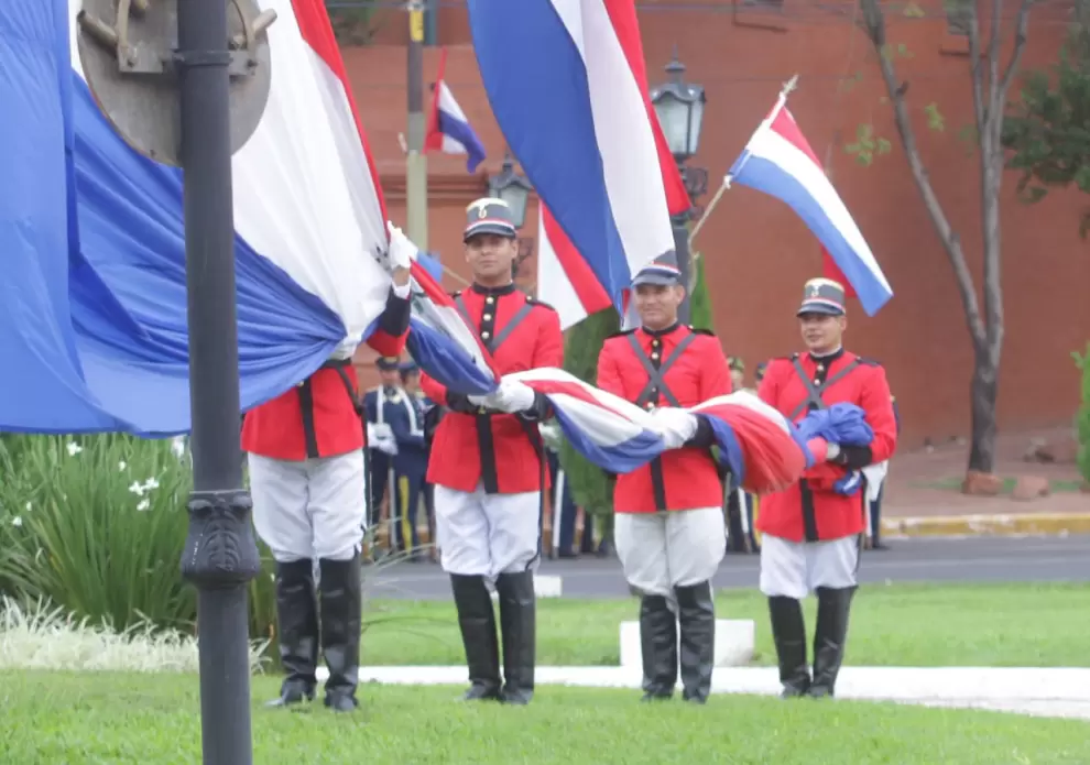 Izamiento de la bandera por día de la patria.