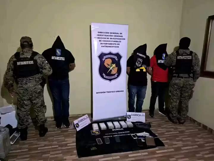 Momento de la detenci�n del exfutbolista y las otras dos personas anoche en Luque.