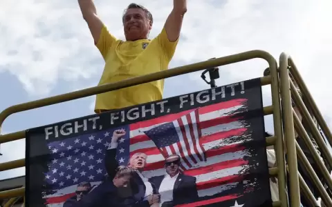 "No hay que perder la esperanza, �vamos a continuar la lucha!", dijo Bolsonaro subido a un cami�n.