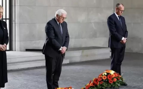 Conmemoraci�n del 80 aniversario del fin de la II Guerra Mundial, encabezado por el presidente federal, Frank-Walter Steinmeier (segundo de la izq).