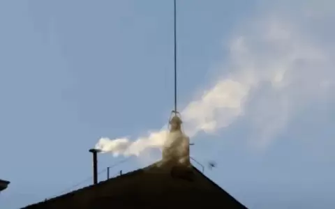 Humo blanco en el Vaticano indica el "Habemus papam".
