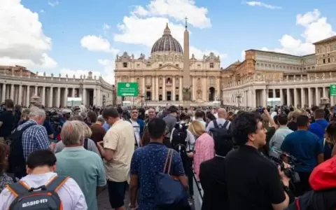 Miles de fieles expectantes en la plaza de San Pedro para conocer al nuevo papa.