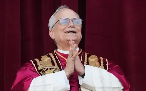 El cardenal estadounidense Robert Francis Prevost asumi� el pontificado bajo el nombre de Le�n XIV.