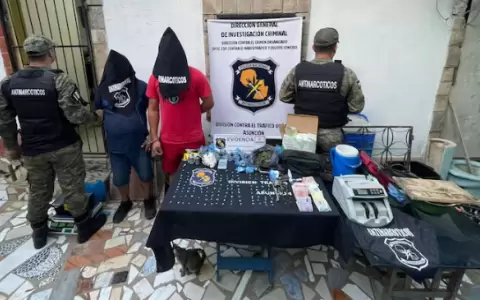 Tras el procedimiento quedaron detenidas dos personas.