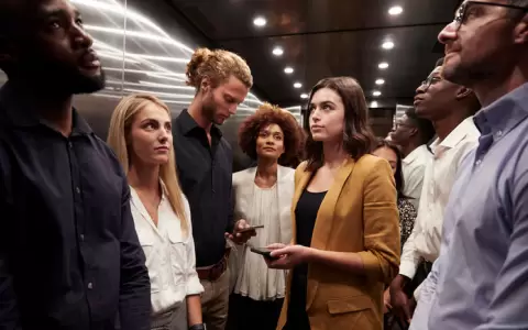 Silencio inc�modo en un ascensor.