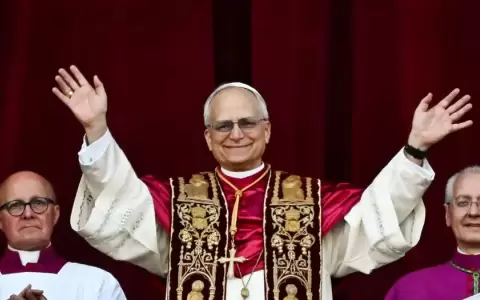 Le�n XIV saludando a los fieles tras su elecci�n.