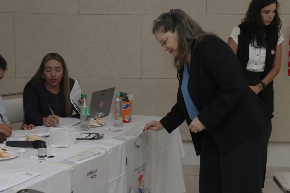 Votaci�n durante la asamblea de la asociacion de emprendedores de paraguay 2025. Foto: Gentileza.