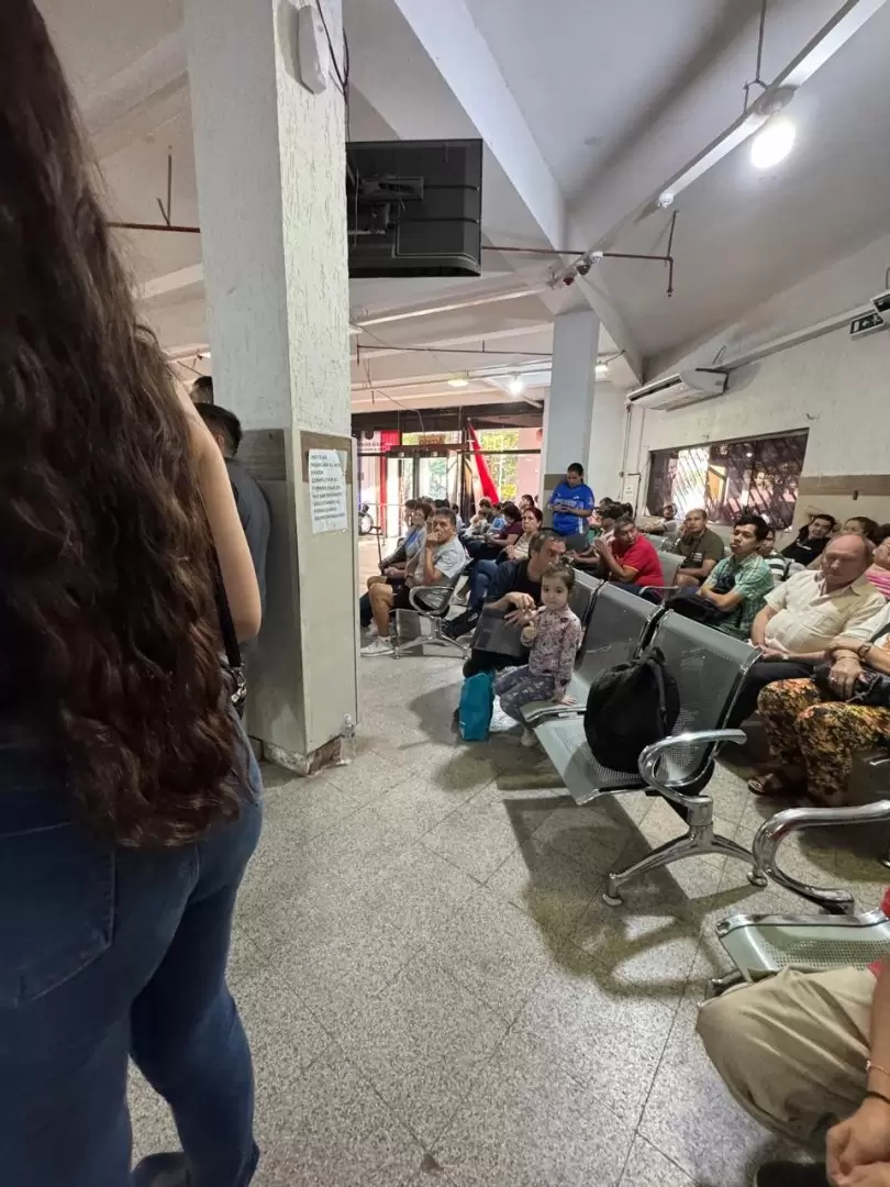 Muchas personas esperando ser atendidas en Identificaciones.