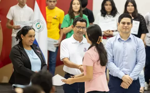 Ceremonia de entrega de becas en el CC Melod�a.