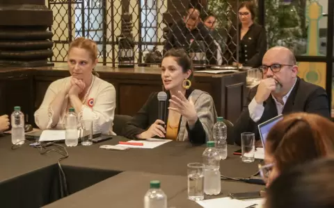 Adriana Ortiz, ministra de Cultura, y algunos asistentes a la reuni�n.