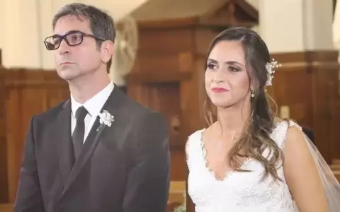 El extinto Marcelo Pecci y Claudia Aguilera durante su boda.