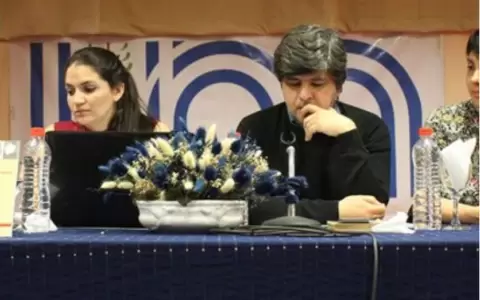 Charles Quevedo en un panel