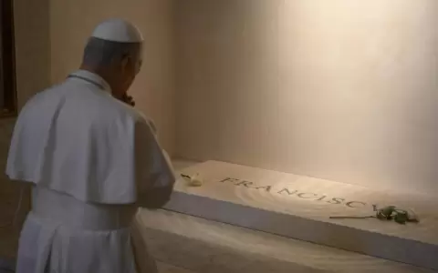 Una sorpresiva visita para honrar a Francisco.