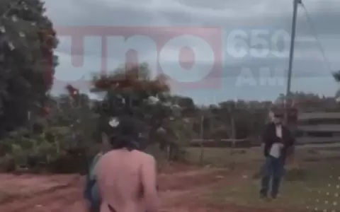 Momento en que los vecinos trataban de tranquilizar al agresor, pero de igual forma lastim� a la mujer.