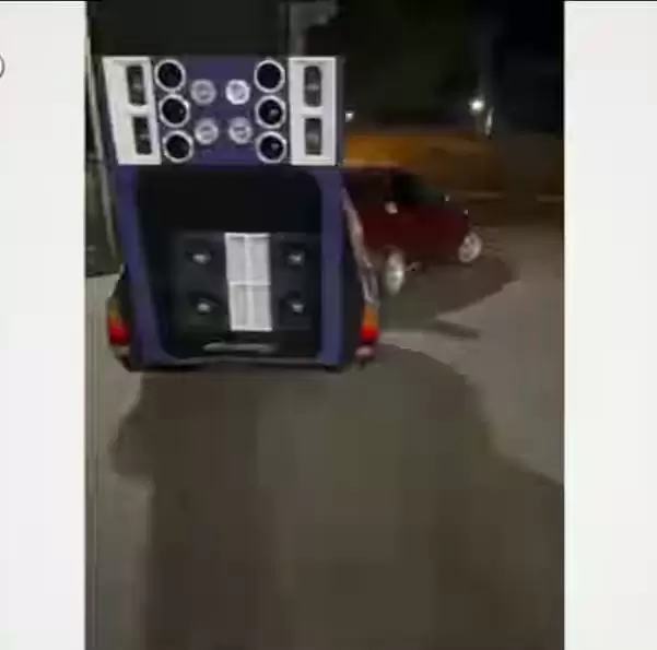 Uno de los veh�culos ten�a acoplado una carreta con varios parlante por donde escuchaban la m�sica a todo volumen y que molestaba a los vecinos.