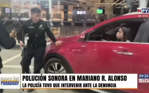 Momento en que la mujer trataba de escapar de los polic�as.