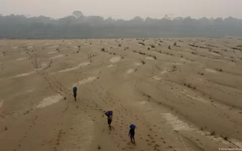 Residentes transportan agua potable desde Humaita a la comunidad de Paraizinho, a lo largo del seco r�o Madeira, afluente del r�o Amazonas.