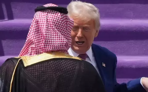 Donald Trump, recibido a pie de pista por el pr�ncipe heredero saud�, Mohamed bin Salm�n.
