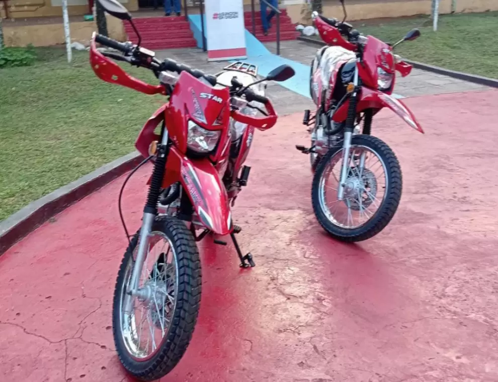 La comuna entreg� motocicletas para facilitar la movilidad en el lugar.