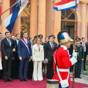 Pe�a lleg� tarde al izamiento de la bandera por el D�a de la Independencia