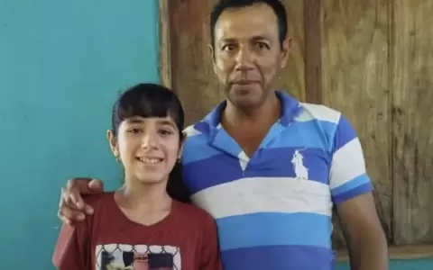 Ni�a de 12 a�os con su padre.