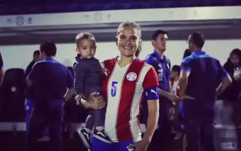 Paola Genes, sonriente con su hijo Gael, tras un partido con la Albirroja.