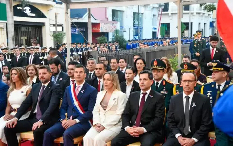 Autoridades del Gobierno participaron de los festejos  patrios en el Pante�n de los H�roes.