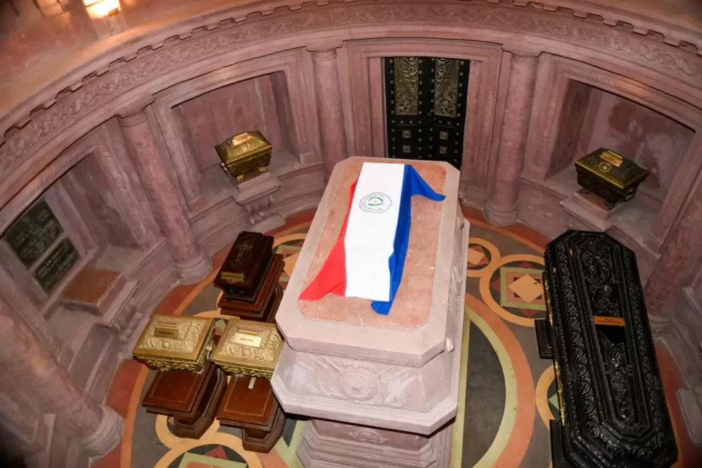 Los 214 a�os de independencia del Paraguay, ofrenda en el Pante�n de los H�roes.