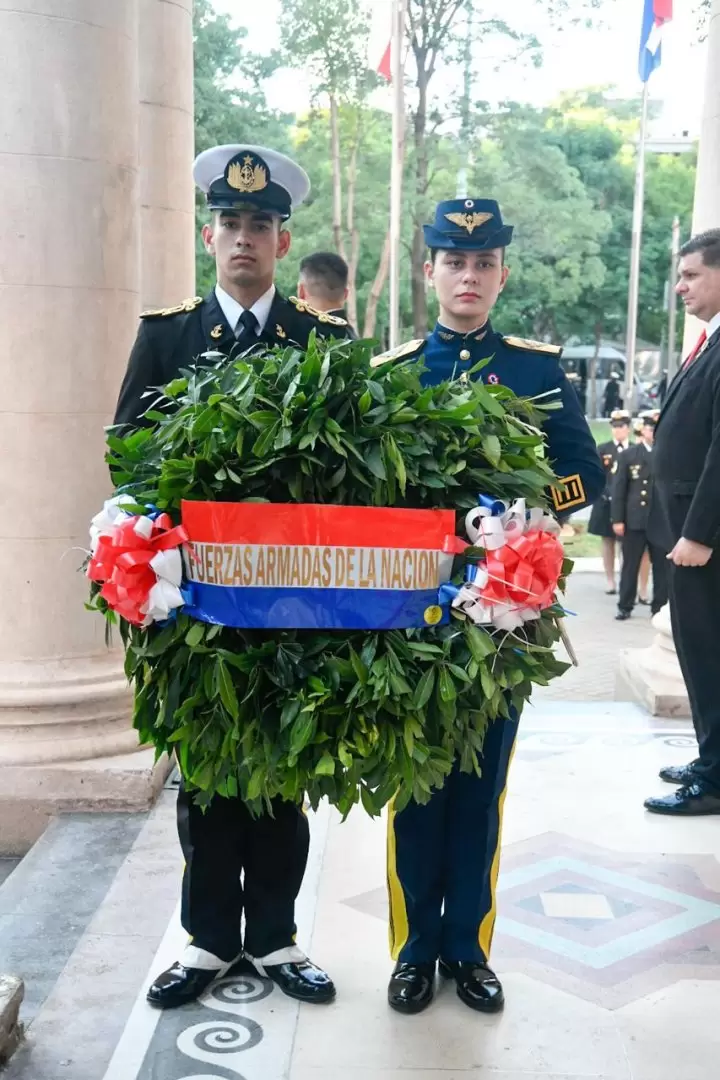 Los 214 a�os de independencia del Paraguay, ofrenda en el Pante�n de los H�roes.