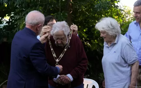 El presidente de Brasil, Lula da Silva, coloca a Mujica la "Orden de la Cruz del Sur". A su derecha, su esposa Luc�a Topolansky, y el  Yamand� Orsi.