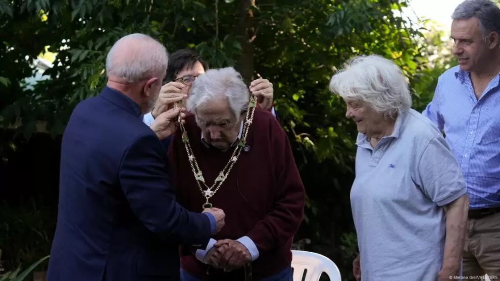 El presidente de Brasil, Lula da Silva, coloca a Mujica la "Orden de la Cruz del Sur". A su derecha, su esposa Lucía Topolansky, y el Yamandú Orsi.