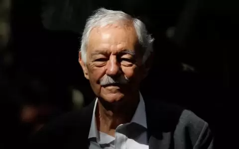 Eduardo Mendoza.