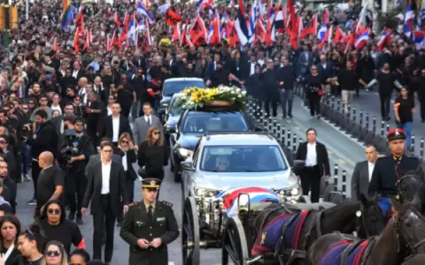 Cortejo f�nebre de  Mujica en el centro, rodeado de quienes fueron a despedirlo.
