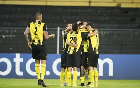 Olimpia se derrumba en el segundo tiempo ante Pe�arol y queda fuera de toda competencia internacional