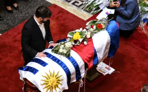 Gabriel Boric en el velatorio de Jos� Mujica.