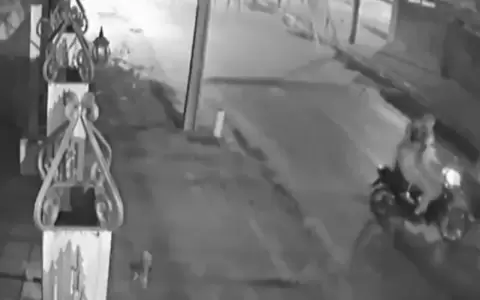 Momento en que la mujer que iba en moto a su pasant�a de madrugada, fue abordada por dos motochorros. Uno baja y la empuja para quitarle su celular.