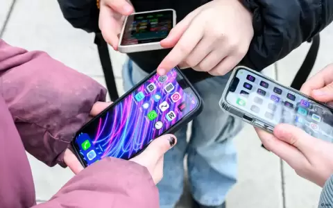 J�venes usando celular.