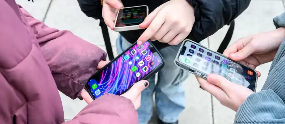 Ni�os usan celulares.